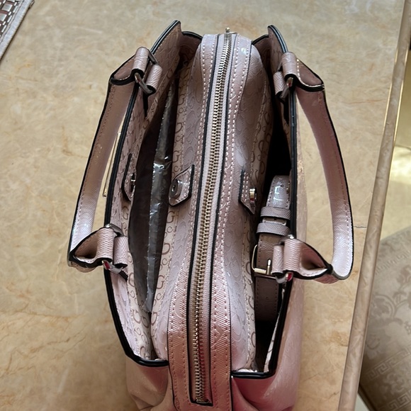 Guess Satchel/ Crossbody - Picture 14 of 15